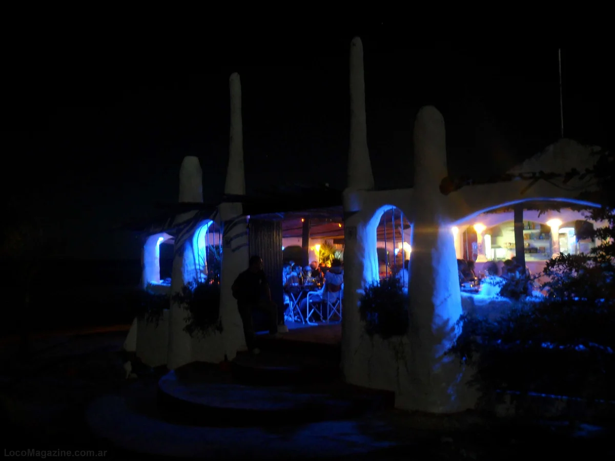 Parador Scorpio iluminado de noche en Ñandubaysal, Gualeguaychú